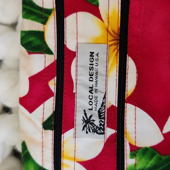 Hawaiian Crossbody Bag, Floral pink/white design. 'Local Designz' 2 zip pockets - Picture 3 of 9